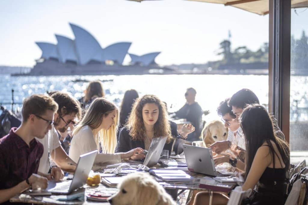 etudiant souriant avec diplome en australie