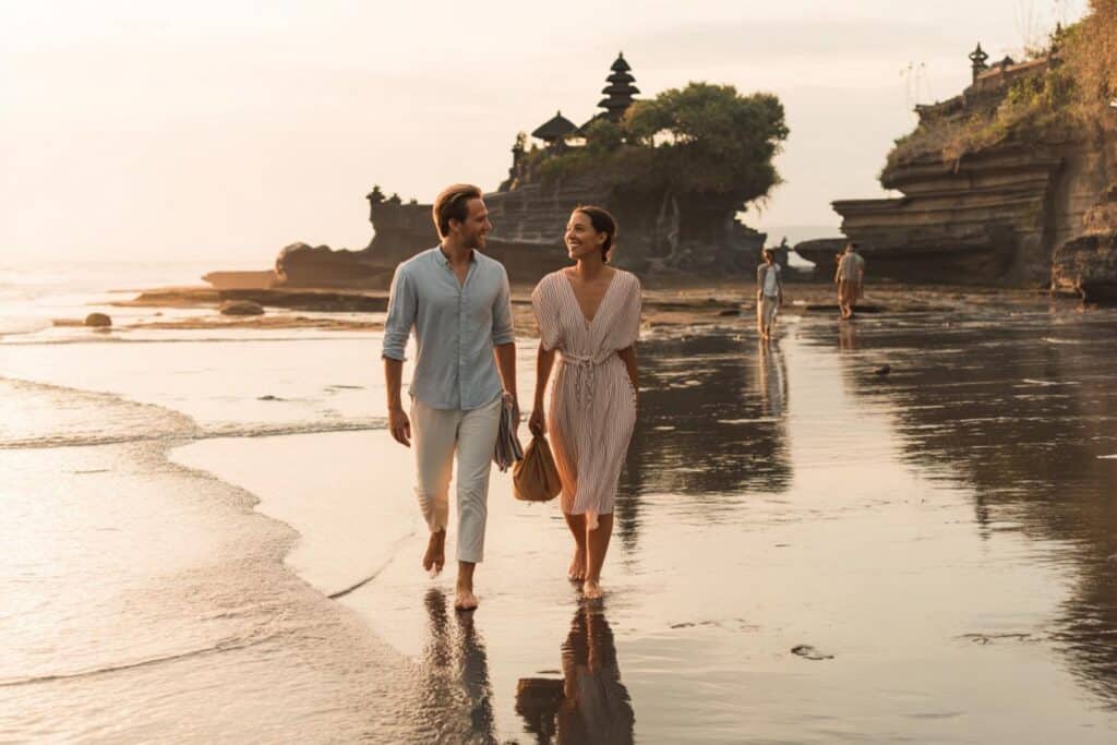 plage et temple indonesie pour lune de miel