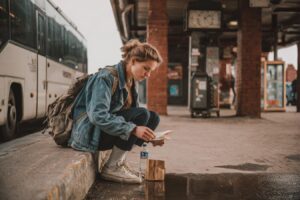 voyageur travaillant a distance avec sac a dos